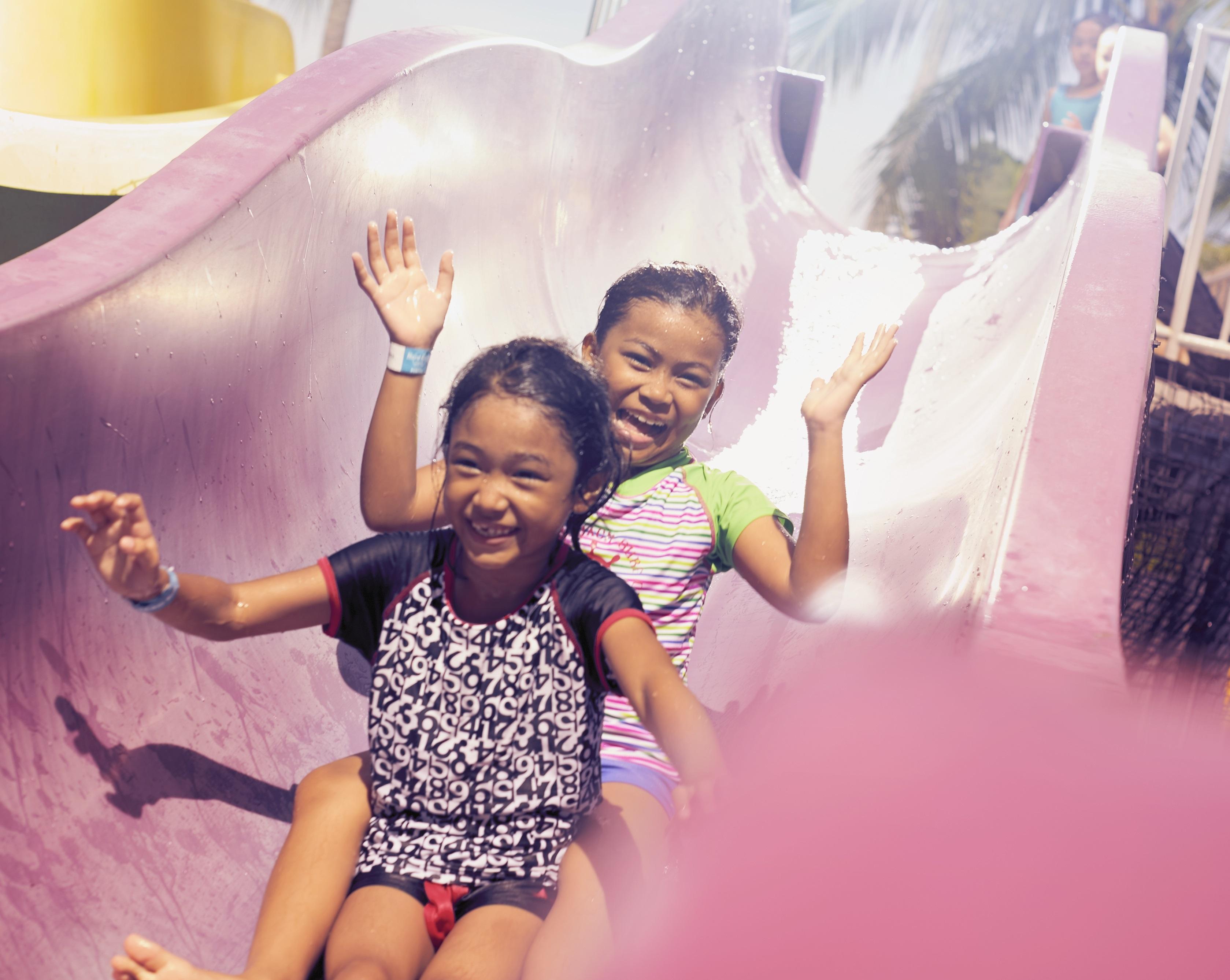 Hard Rock Hotel Penang Batu Feringgi Dış mekan fotoğraf Two children on a slide