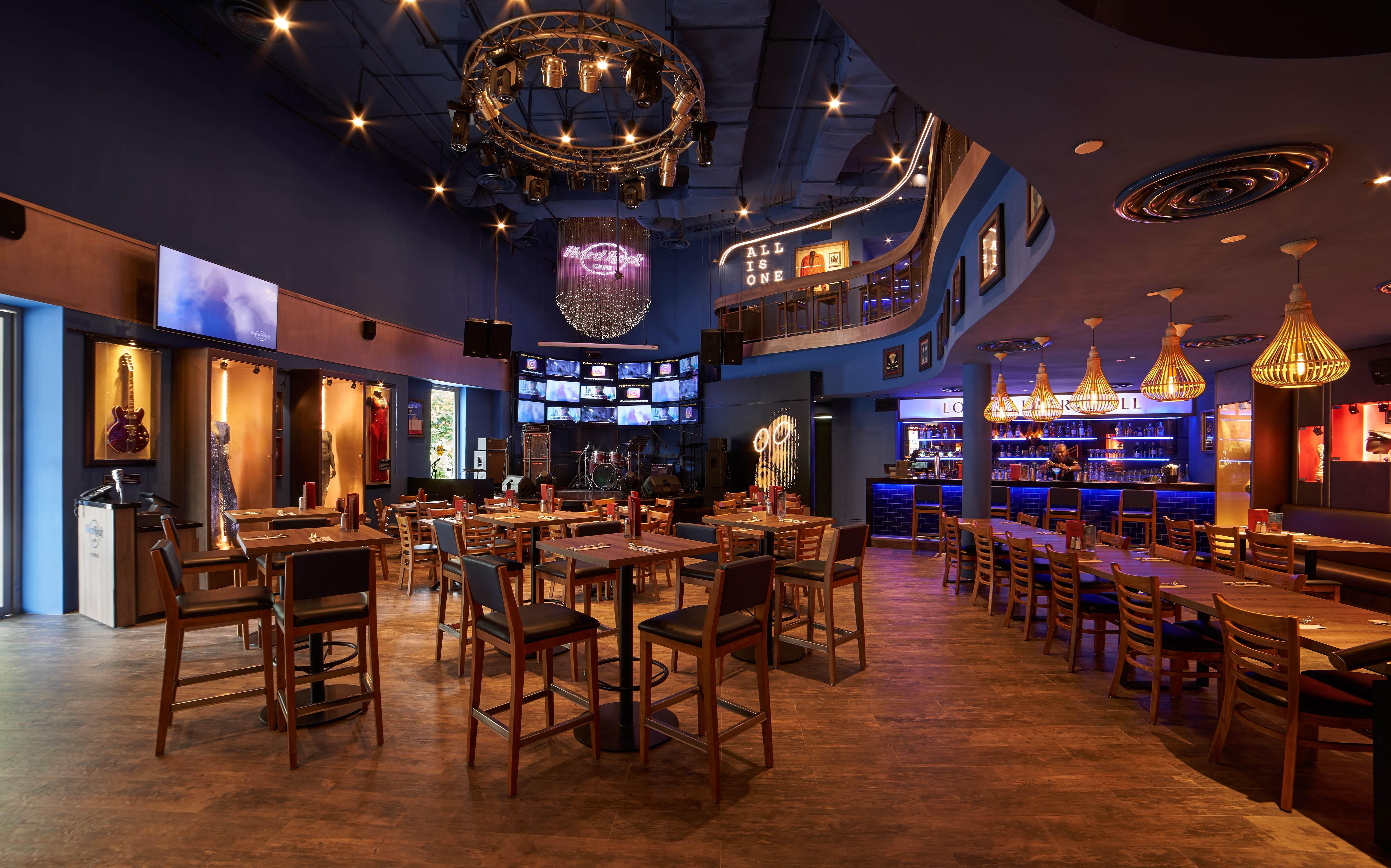 Hard Rock Hotel Penang Batu Feringgi Dış mekan fotoğraf The interior of a typical Hooters restaurant