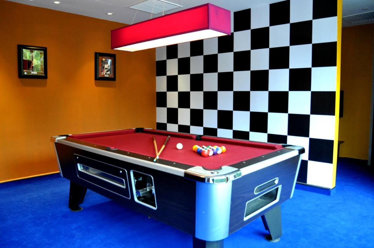 Hard Rock Hotel Penang Batu Feringgi Dış mekan fotoğraf A pool table