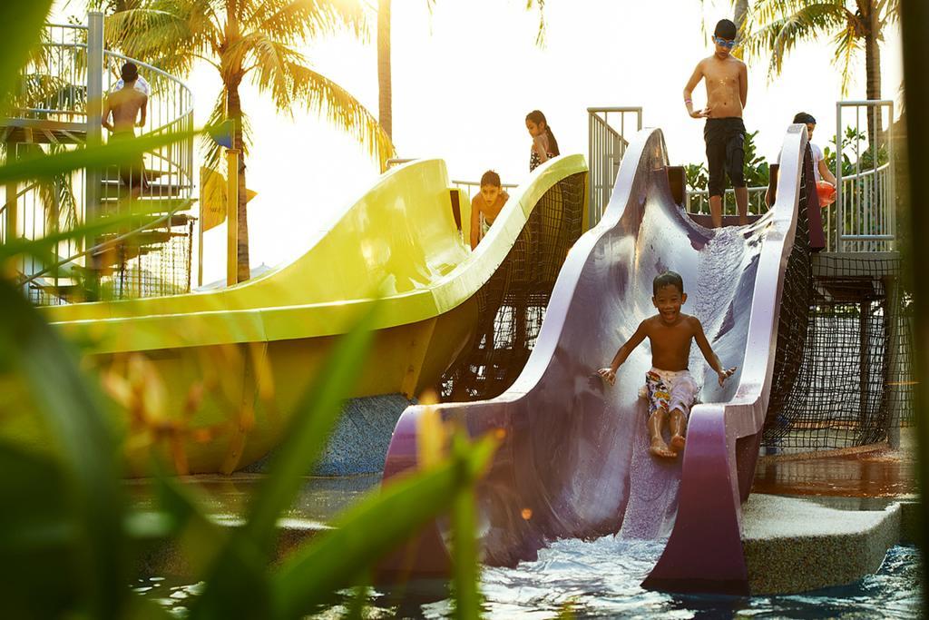 Hard Rock Hotel Penang Batu Feringgi Dış mekan fotoğraf Water slides at Splash Island